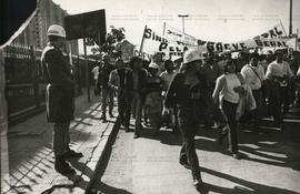 Caminhada de Canoas a Porto Alegre na greve geral (Rio Grande do Sul, [jul.?][1983]).  / Crédito:...
