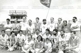 Partida de futebol com artistas e intelectuais em apoio à candidatura “Lula Presidente” (PT) nas eleições de 1989 (Santos-SP, 1989). / Crédito: Pepe/Foton