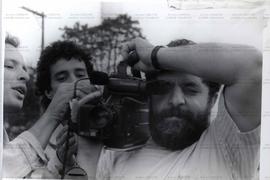 Evento não identificado [Lula segura câmera filmadora] (Local desconhecido, 1989). / Crédito: Roberto Parizotti