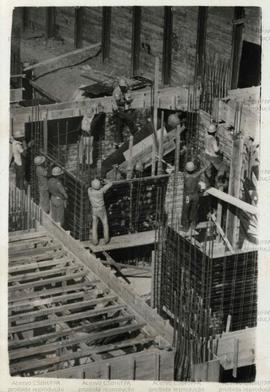 Homens trabalham em obra da construção civil (Local desconhecido, Data desconhecida).  / Crédito:...