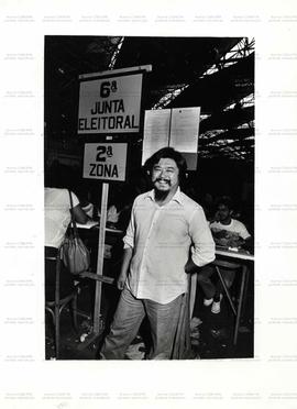Retrato de Luiz Gushiken, em frente à 6ª Junta Eleitoral (São Paulo-SP, data desconhecida). / Cré...