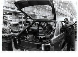 Vista de trabalhadores na linha de produção de carros da fábrica Ford (São Bernardo do Campo-SP, 20 ago. 1990). / Crédito: Roberto Parizotti
