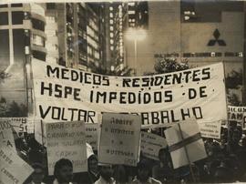Manifestação dos residentes do Servidor Público em greve no Largo São Bento (São Paulo-SP, 8 jun. 1978). / Crédito: Autoria desconhecida.