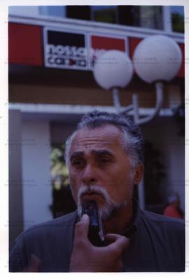 Entrevista concedida por Genoino (PT) à imprensa em frente ao banco Nossa Caixa, nas eleições de 2002 ([São Paulo-SP], 2002) / Crédito: Autoria desconhecida