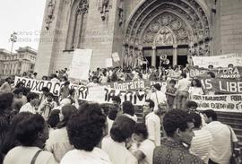 Ato contra os governos Reagan e Figueiredo na Praça da Sé (São Paulo-SP, 1981). Crédito: Vera Jursys