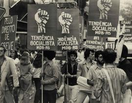 Panfletagem de material dos candidatos da Tendência Socialista do MDB-RS nas eleições de 1978 (Po...