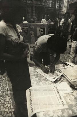 Lançamento da campanha de filiação do PT em frente ao Teatro Municipal (São Paulo-SP, 6 abr. 1981). / Crédito: Sônia Parma.