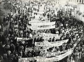Passeata no centro em repúdio a operário mineiro assassinado (São Paulo, 1 ago. 1979). / Crédito:...