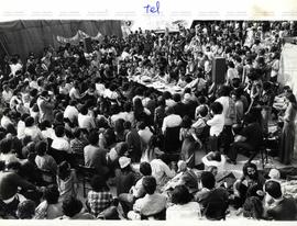 Festa Debate promovida pela Liga Comunista Revolucionária (4a. Internacional) e seu jornal diário, Rouge (França, [1978?]). / Crédito: Peyrepertuse/Rouge.