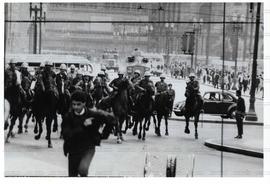 Policiais da cavalaria montada repreendem manifestação de estudantes em frente ao Teatro Municipal (São Paulo-SP, 1968).  / Crédito: Autoria desconhecida/Folha Imagem.