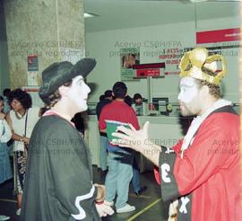 Protesto da campanha contra demissões realizado por bancários em agência Bradesco na Rua XV de Novembro (São Paulo-SP, [1996?]). Crédito: Vera Jursys