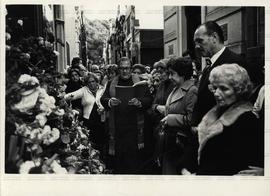 Culto em frente ao túmulo de Eva Peron (Buenos Aires-Argentina, mai. 1980). / Crédito: Rostropovi...