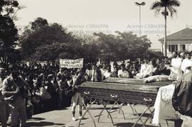 Missa de corpo presente em homenagem aos trabalhadores assassinados em Leme-SP (São Paulo-SP, 198...