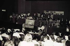 Posse de Javier Alfaia na Presidência da UNE, realizada no TUCA (São Paulo-SP, 1981). Crédito: Vera Jursys