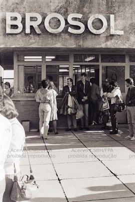 Piquete de metalúrgicos “contra horas extras”, na fábrica Brosol (Santo André-SP, nov. 1984). Crédito: Vera Jursys