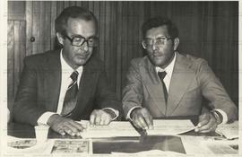 Deputados Milton Lima e Ademir Lucas assinam documento na Assembleia Legislativa de Minas Gerais (Belo Horizonte-MG, 1979).  / Crédito: Autoria desconhecida.