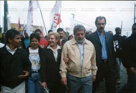 Caminhada com Lula, promovida pela candidatura &quot;Lula Presidente&quot; (PT) na campanha de 2002 (São Paulo, 2002) / Crédito: Autoria desconhecida