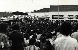 Manifestação de trabalhadores nas comemorações do 1o. de Maio, na Igreja do Bonfim (Osasco-SP, 1 mai. 1978). / Crédito: Autoria desconhecida.