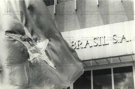 Vista parcial da bandeira do PT com agência do Banco do Brasil ao fundo, no contexto da campanha ...