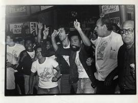 Assembleia dos metalúrgicos em greve realizada no Cine Roxy (São Paulo-SP, [24 out.] 1980). / Crédito: Jesus Carlos.