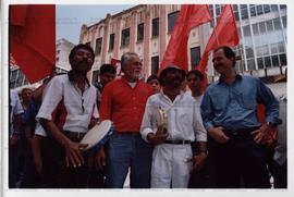 Visita de José Genoino (PT) ao bairro Liberdade nas eleições de 2002 (São Paulo-SP, 2002) / Crédi...