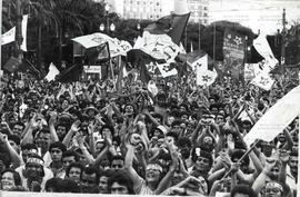 Comício da candidatura “Suplicy Prefeito” (PT), realizado na praça da Sé durante as eleições de 1985 (São Paulo-SP, 1985). / Crédito: Vera Jursys