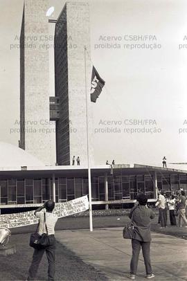 Caravana à Brasília contra a regulamentação do Colégio Eleitoral (Brasília-DF, nov. 1984). Crédito: Vera Jursys