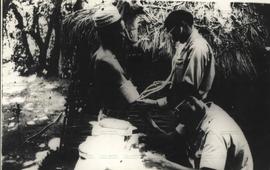 [Venâncio e Sabino, médicos militantes do PAIGC, prestam atendimento à população (Guiné Bissau, [1977?]).] / Crédito: Autoria desconhecida.
