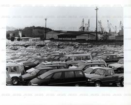 Vista de carros estacionados no porto [de Santos (SP)?] ([Santos-SP?], 20 abr. 1995). / Crédito: ...