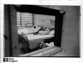 Atendimento hospitalar (Local desconhecido, 1988). / Crédito: Jorge Araújo/Folha Imagem.