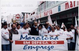Passeata da “Maratona pelo Emprego”, do Sindicato dos Metalúrgicos do ABC ([São Bernardo do Campo-SP, [2001?]). / Crédito: Roberto Parizotti