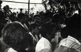 Reunião de posseiros no povoado de João Vito para discutir resistência contra o grileiro Antônio Coutinho (Parnarama-Ma, 12 ago. 1979).  / Crédito: Autoria desconhecida.