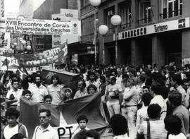 Passeata pelo enterro simbólico do PDS promovido pelo PT após as eleições de 1985 (Porto Alegre-R...