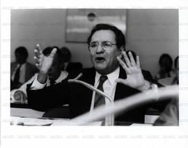 Retrato do senador José Paulo Bisol em reunião da Comissão Mista do Congresso (Brasília-DF, 17 out. 1991). / Crédito: André Dusek/Agência Estado.