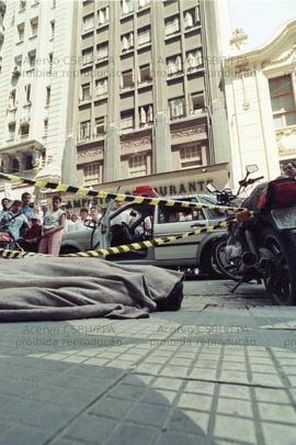 Evento não identificado [Assassinato em frente ao Edifício Santa Lúcia] (São Paulo-SP, [1997?]). ...