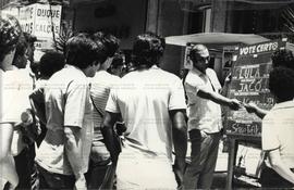 Panfletagem do PT na praça Ramos durante as eleições de 1982 (São Paulo-SP, 1982). / Crédito: Autoria desconhecida