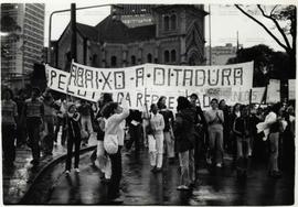 Passeata pela greve dos professores na rua da Consolação (São Paulo-SP, [1979-1984?]).  / Crédito...