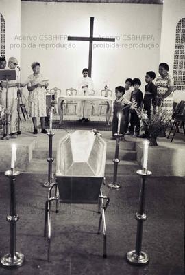 Missa e cortejo em homenagem a metalúrgico morto por acidente de trabalho na Aliperti (São Paulo-SP, 20 out. 1986). Crédito: Vera Jursys