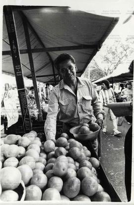 Retrato de feirantes na feira livre (São Bernardo do Campo-SP, jul. 1989). / Crédito: Roberto Par...