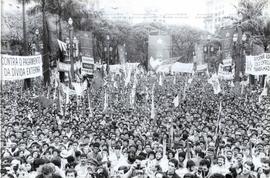 Comício da candidatura “Lula presidente” (PT), na Praça da Sé, nas eleições de 1989 (São Paulo-SP, 1989). Crédito: Vera Jursys