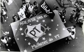 Bandeira das Mulheres do PT em passeata petista (Local desconhecido, 1989). / Crédito: Vera Jursy...