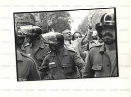 Deputado Nelson Carneiro (MDB) rodeado por policiais em evento não identificado (Local desconhecido, 1967). / Crédito: Sérgio Sbragia.