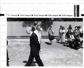 Encontro do ministro Rubens Ricúpero com o ex-ministro Fernando Henrique Cardoso antes de almoço na casa de Ricúpero (Brasília-DF, 5 abr. 1994).  / Crédito: Renato Alves/Folha Imagem.