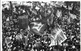 Comício de candidaturas do PT realizado na Praça da Sé nas eleições de 1988 (São Paulo-SP, nov. 1...