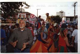 Caminhada da candidatura &quot;Genoino Governador&quot; (PT) pelo bairro Vila Madalena nas eleições de 2002 ([São Paulo-SP], 2002) / Crédito: Cesar Hideiti Ogata