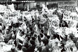 Comício em porta de fábrica promovido pela candidatura &#039;Lula Presidente” (PT) nas eleições de 1989 (São Bernardo do Campo-SP, 23 out. 1989). / Crédito: Roberto Parizotti