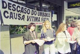 Protesto dos bancários do Unibanco contra a falta de segurança no trabalho (São Paulo-SP, 1996). ...