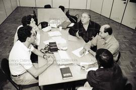 Reunião do PT com artistas [nas eleições de 1994?] (Local desconhecido, [1994?]). Crédito: Vera Jursys
