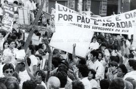 Manifestação pela Constituinte Livre e Soberana na Sé (São Paulo-SP, 1986). / Crédito: Vera Jursys.