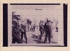 Repressão policial à manifestação em protesto ao governo Pinochet (Santiago-Chile, 11 set. 1993)....
